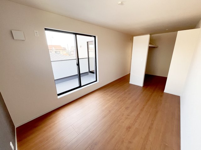 島田市東町　5期　限定1棟の洋室|窓には断熱性・保温性にすぐれ、省エネ効果のあるペアガラスを採用。冬には結露を防止します。
