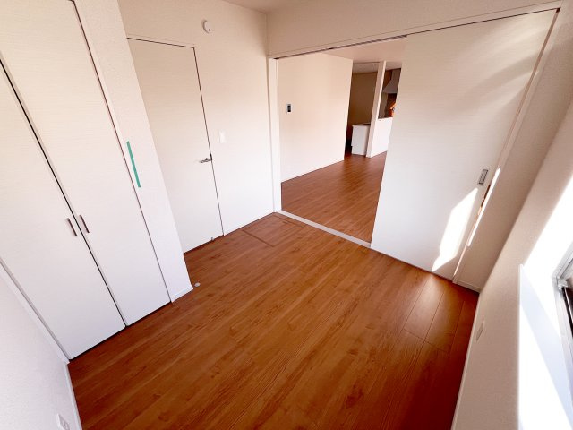 島田市東町　5期　限定1棟の洋室|1階リビング横の洋室です♪襖をあけて続き間としても使えます！