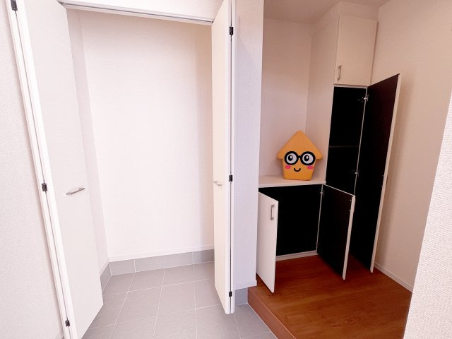 島田市東町　5期　限定1棟の玄関|大容量の玄関収納を確保した、ゆったり玄関スペース。コの字型のため小物を飾ったりインテリアも楽しめます
