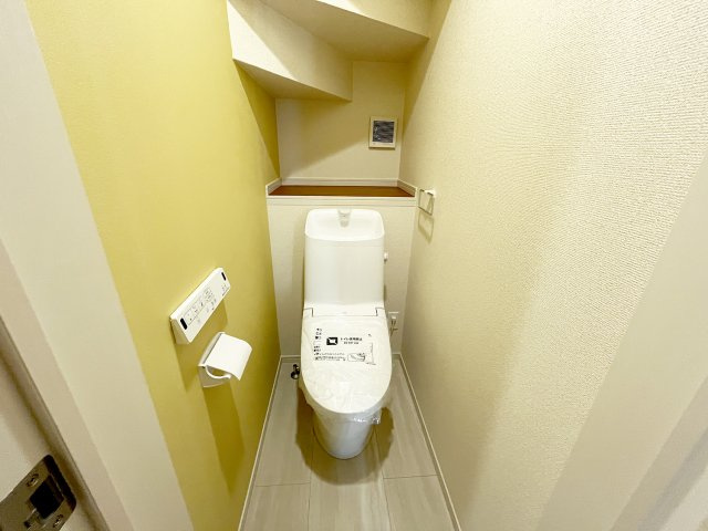 島田市東町　5期　限定1棟のトイレ|人気の洗浄機能付きのお手洗いです。換気扇が設置されている為、綺麗な空気をしっかり取り込むことができます。清潔感のある明るい空間です。
