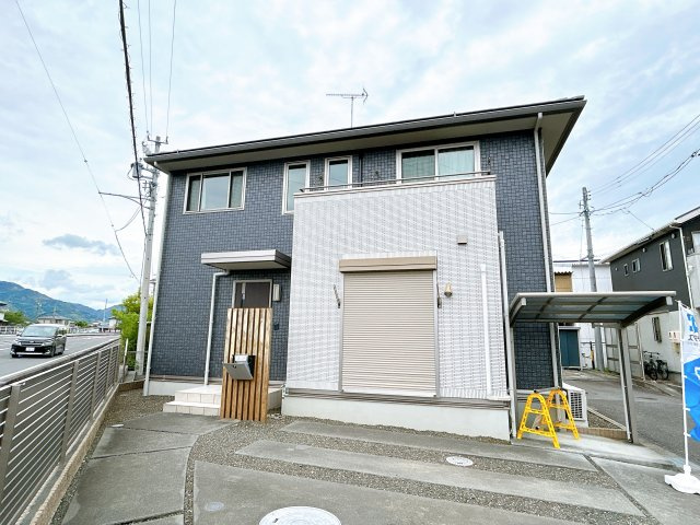 中古 戸建ての前面道路含む現地写真