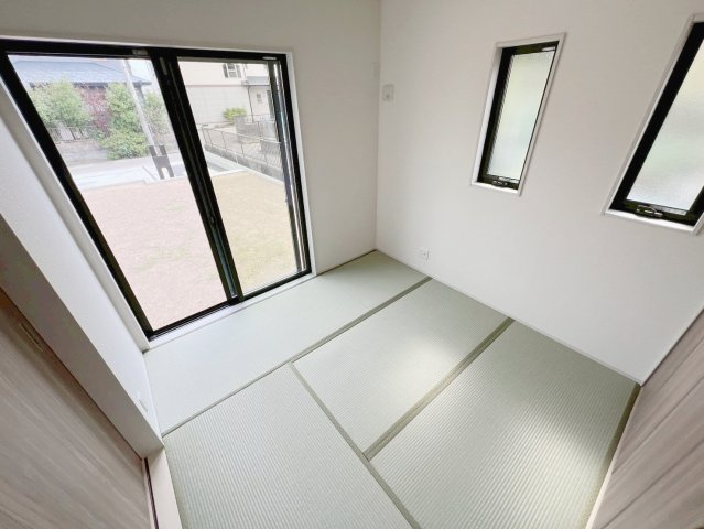 焼津市田尻北　未使用戸建の居間・リビング|お手入れ簡単ＩＨクッキングヒーター搭載