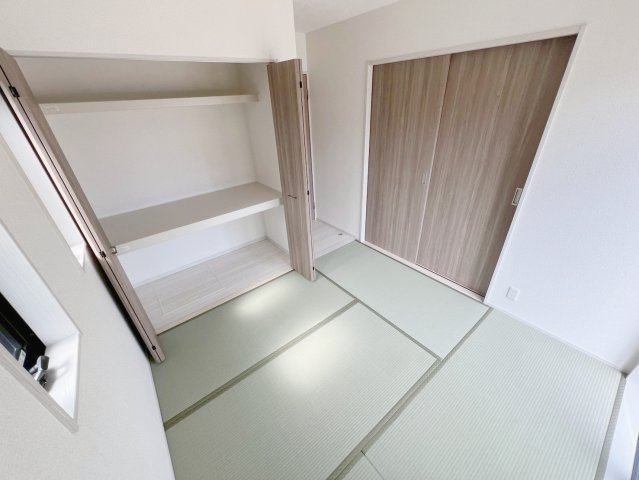 焼津市田尻北　未使用戸建の居間・リビング|和室の戸を開ければリビングと続き間のようになり開放的です