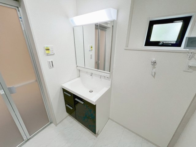 焼津市田尻北　未使用戸建の独立洗面台|鏡を開けると、たっぷり収納♪整髪料や歯磨きセットなど置けて便利です♪