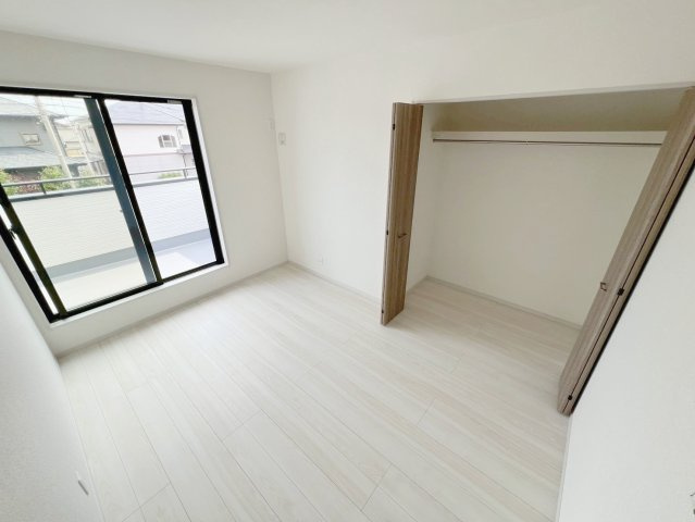 焼津市田尻北　未使用戸建の洋室|広々としたバルコニーへ出られるお部屋です