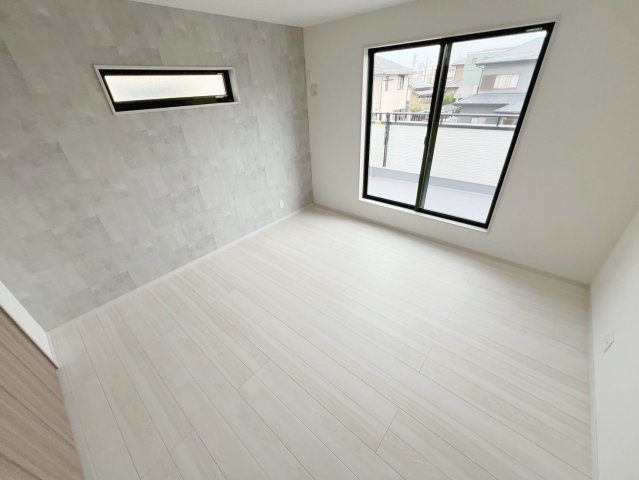 焼津市田尻北　未使用戸建の洋室|広々したバルコニーに出られるお部屋です