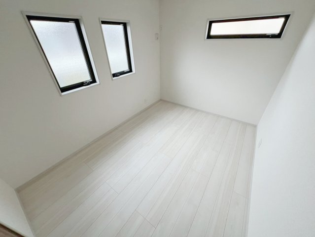 焼津市田尻北　新築戸建の洋室|2面採光を確保した明るい室内です