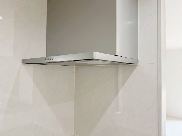 焼津市田尻北　新築戸建のキッチン|照明付きの大型レンジフードを設置。料理の匂いをお部屋にこもりにくくします。