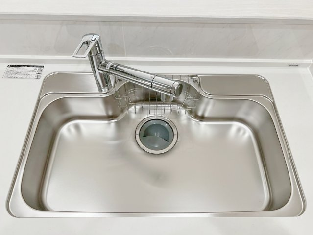 焼津市田尻北　新築戸建のキッチン|ワイドタイプのステンレスシンクを採用♪伸縮ノズル仕様のため、便利でお掃除もラクラク進みます♪

