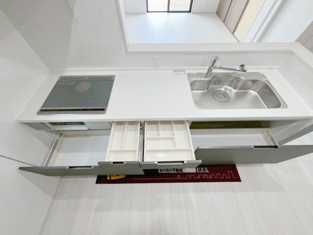 焼津市田尻北　未使用戸建のキッチン|コンロ下にはたっぷり収納あり。取り出しがスムーズなスライド式の扉です♪奥まで無駄なく使えます
