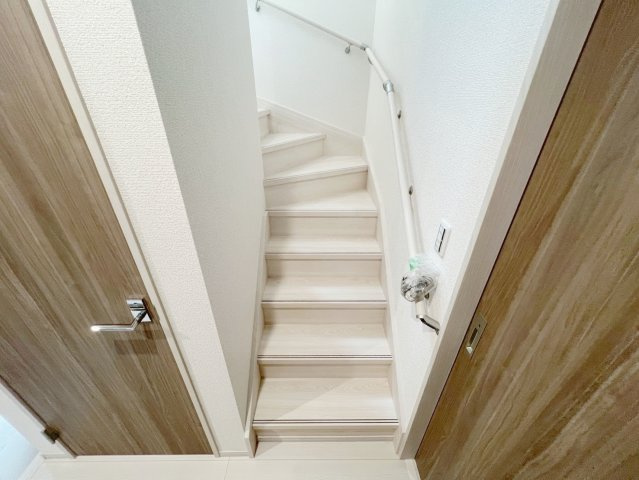 焼津市田尻北　未使用戸建の内装|白を基調とした手すり付きで明るい階段です