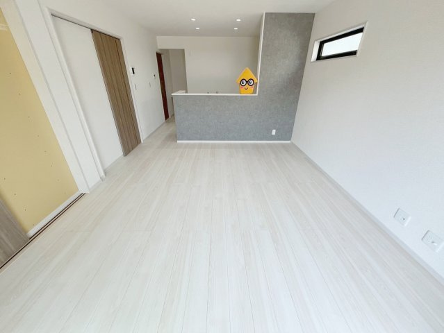 焼津市田尻北　未使用戸建の居間・リビング|リビングは家族全員の集まる憩いの場、この場所を通じて家族の楽しい会話が聞こえてきそうなリビングですね