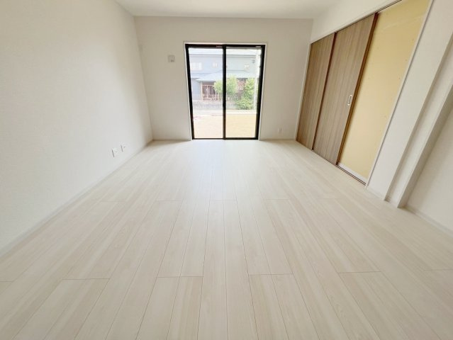 焼津市田尻北　未使用戸建の居間・リビング|広々としたリビングは、陽当たりがよく、自然と家族が集まる空間になります。