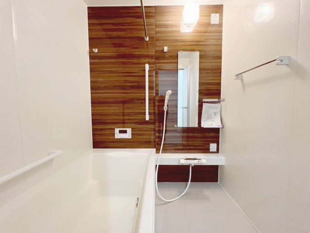 焼津市田尻北　未使用戸建の浴室|ゆったりと足を伸ばせる一坪タイプの浴室です。浴室換気乾燥機付きですので、カビの発生も抑制出来ますね♪
