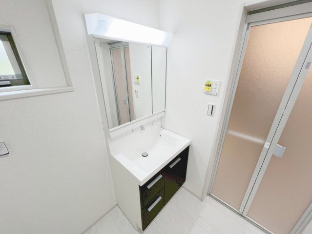 焼津市田尻北　新築戸建の独立洗面台|鏡を開けると、たっぷり収納♪整髪料や歯磨きセットなど置けて便利です♪
