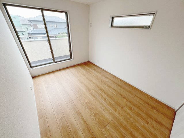 焼津市田尻北　新築戸建の洋室|2面採光を確保した明るい室内は、風通しも良く、大変居心地の良い空間となっております。

