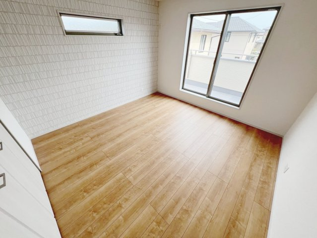 焼津市田尻北　未使用戸建の洋室|こちらからはベランダに出られますので、思う存分お布団を干せます！
