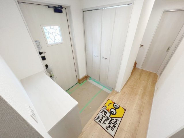 焼津市田尻北　未使用戸建の玄関|大容量の玄関収納を確保した、ゆったり玄関スペース。小物を飾ったりインテリアも楽しめます