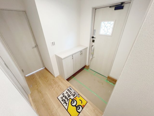焼津市田尻北　未使用戸建の玄関|玄関は横幅も広く家族一緒に外出する際、親子そろって靴もはけるゆったりとした玄関です！
