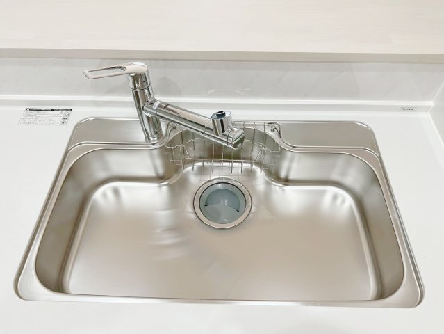 焼津市田尻北　未使用戸建のキッチン|ワイドタイプのステンレスシンクを採用♪伸縮ノズル仕様のため、便利でお掃除もラクラク進みます♪また浄水器一体型なのでいつでも清潔なお水が出ます。
