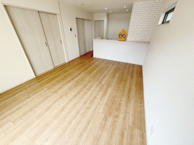 焼津市田尻北　未使用戸建の居間・リビング|リビングは家族全員の集まる憩いの場、この場所を通じて家族の楽しい会話が聞こえてきそうなリビングですね
