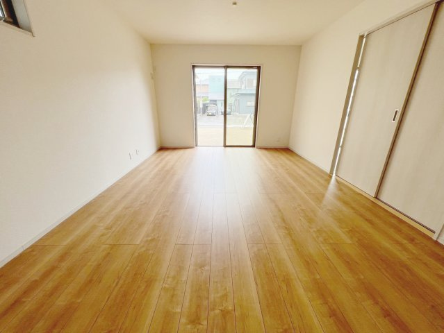 焼津市田尻北　未使用戸建の居間・リビング|広々としたリビングは、陽当たりがよく、自然と家族が集まる空間になります。
