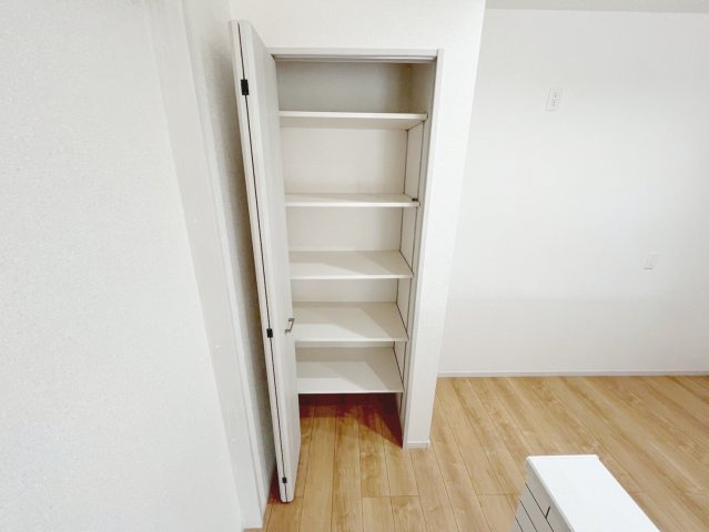 焼津市田尻北　未使用戸建の内装|備え付けのキッチン収納完備♪