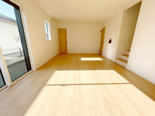 新築 焼津市石津　第1期の居間・リビング|広々あかるいリビングです♪