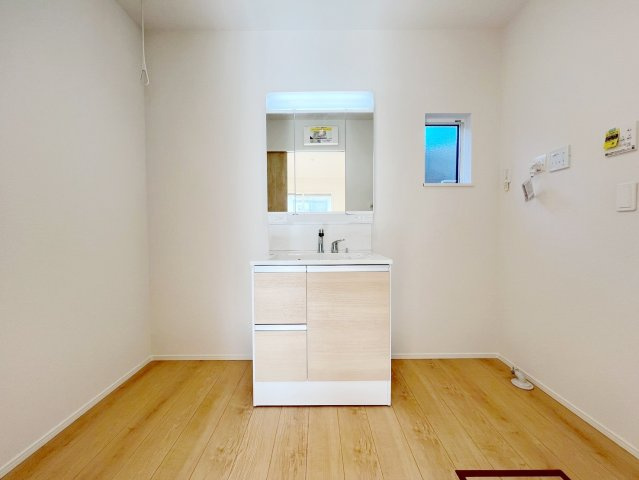 新築 焼津市石津　第1期の脱衣所|広めの脱衣所に、お好みの収納も置けそうです♪