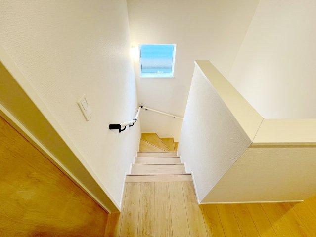新築 焼津市石津　第1期の内装|階段が明るいと、安心しますね♪