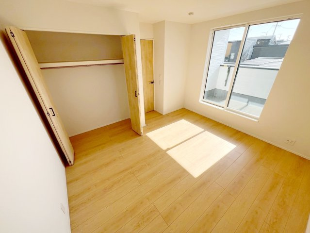 新築 焼津市石津　第1期の洋室|こちらの部屋から、バルコニーに出られます♪