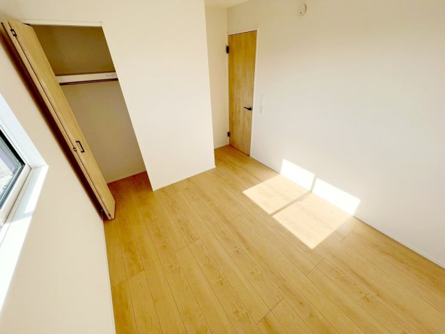 新築 焼津市石津　第1期の洋室|全居室に、収納あります♪