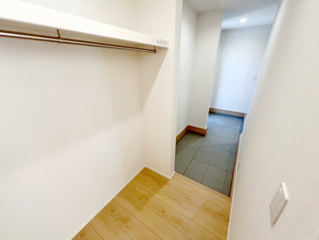 新築 焼津市石津　第1期の玄関|玄関横に靴のまま、収納たっぷり空間へアクセスできます♪
