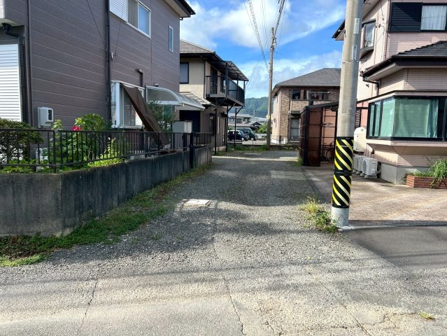 中古 戸建ての前面道路含む現地写真