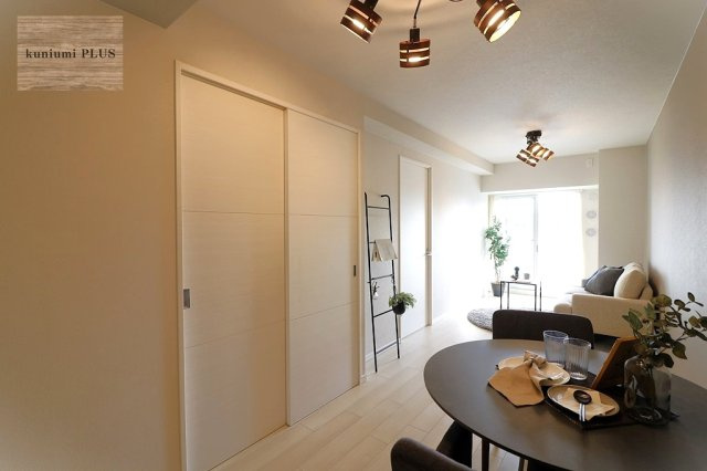 プレミスト堺筋本町ラディーナの居間・リビング