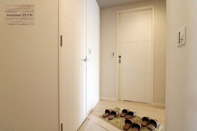 プレミスト堺筋本町ラディーナの玄関