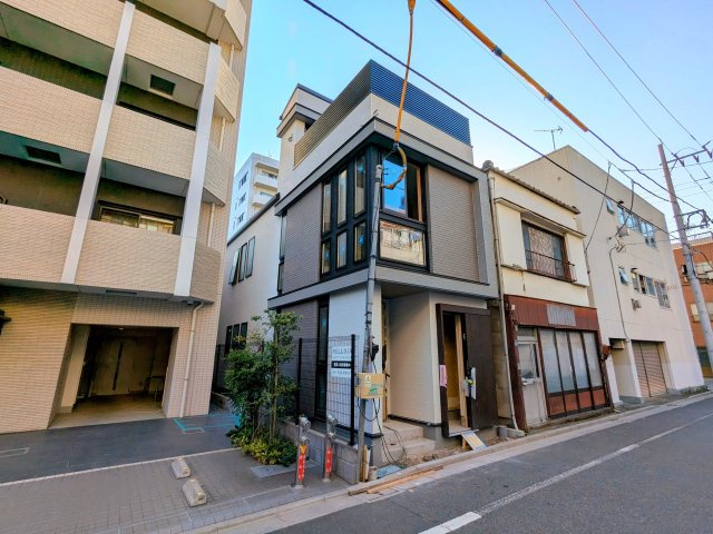 台東区竜泉３丁目の新築戸建の前面道路含む現地写真|～現地外観写真～足場が外れましたので、完成までもう少しです！