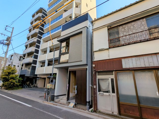 台東区竜泉３丁目の新築戸建の外観|～現地外観写真～足場が外れましたので、完成までもう少しです！