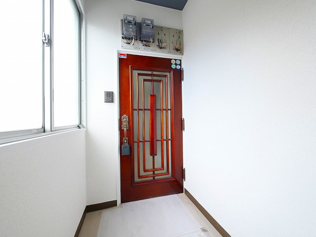 シティロイヤル富雄駅前の玄関