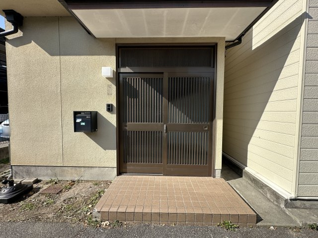 明石市山下町戸建の玄関