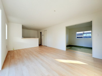 【居間・リビング】 | 西賀茂蟹ケ坂町　新築　1号棟 | 大きな窓付き17畳のリビング