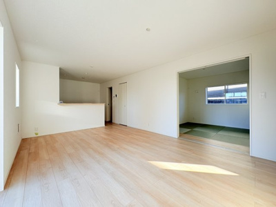 【居間・リビング】 | 西賀茂蟹ケ坂町　新築　1号棟 | 大きな窓付き17畳のリビング