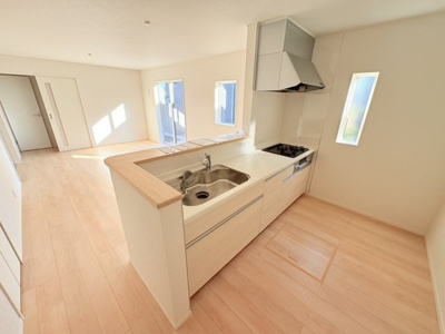 【キッチン】 | 西賀茂蟹ケ坂町　新築　1号棟 | 対面システムキッチン
3ツ口ガスコンロ