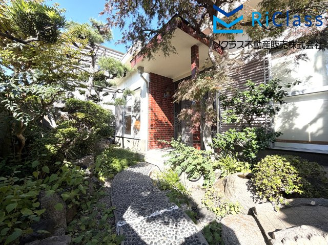 中古戸建　大阪市旭区清水１丁目の庭|玄関前は明るい南西向きのお庭です