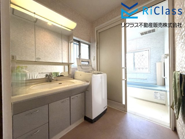 中古戸建　大阪市旭区清水１丁目の独立洗面台|三面鏡付き独立洗面化粧台とランドリースペースです