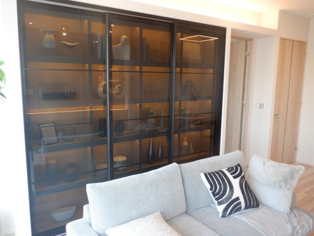 クラッシィタワー新宿御苑の居間・リビング|造り付け棚