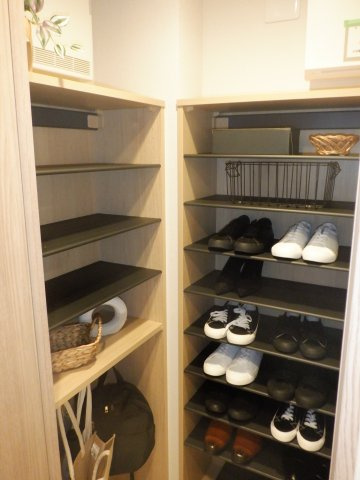 クラッシィタワー新宿御苑の玄関|シューズインクローゼット