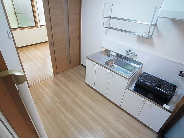 マンション平和のその他|冷蔵庫置き場も有る広めのキッチン