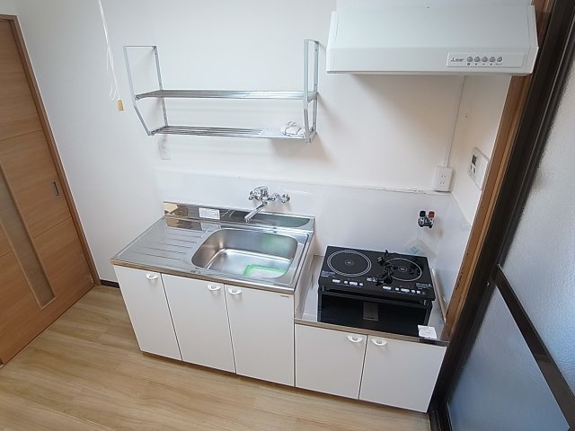 マンション平和のキッチン|2口ＩＨコンロを導入の広々キッチン