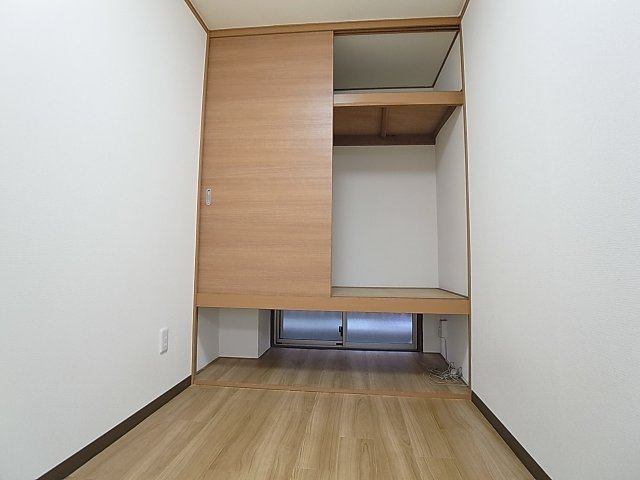 マンション平和の収納|大きな収納、下部分には風通しの窓も有ります